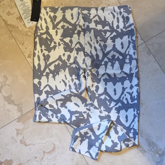 NWT objet d’art grey and white leggings Size Med. - Picture 4 of 4